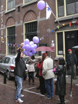 862422 Afbeelding van het oplaten van ballonnen op de open dag van het vernieuwde Volksbuurtmuseum Wijk C (Waterstraat ...